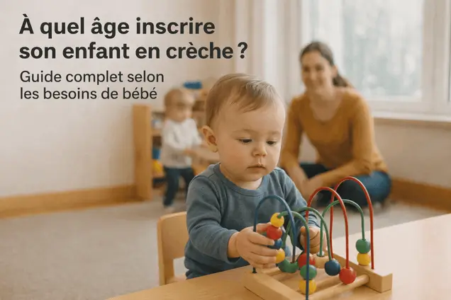 Bébé jouant dans une crèche avec des jouets d'éveil